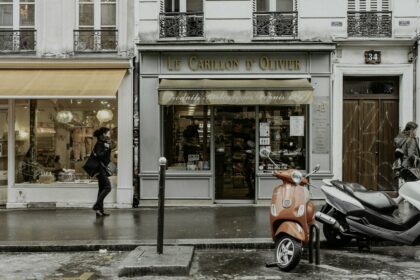 Cession du droit au bail : boutique en rez-de-chaussée d'un immeuble parisien, scooter garé devant la vitrine