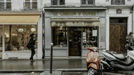 Cession du droit au bail commercial Cession du droit au bail : boutique en rez-de-chaussée d'un immeuble parisien, scooter garé devant la vitrine