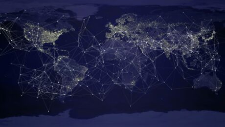 TUP transfrontalière : opposition du créancier à une dissolution sans liquidation TUP transfrontalière : carte du monde de nuit reliée par un réseau de flux, image d'un patrimoine transféré à l'étranger
